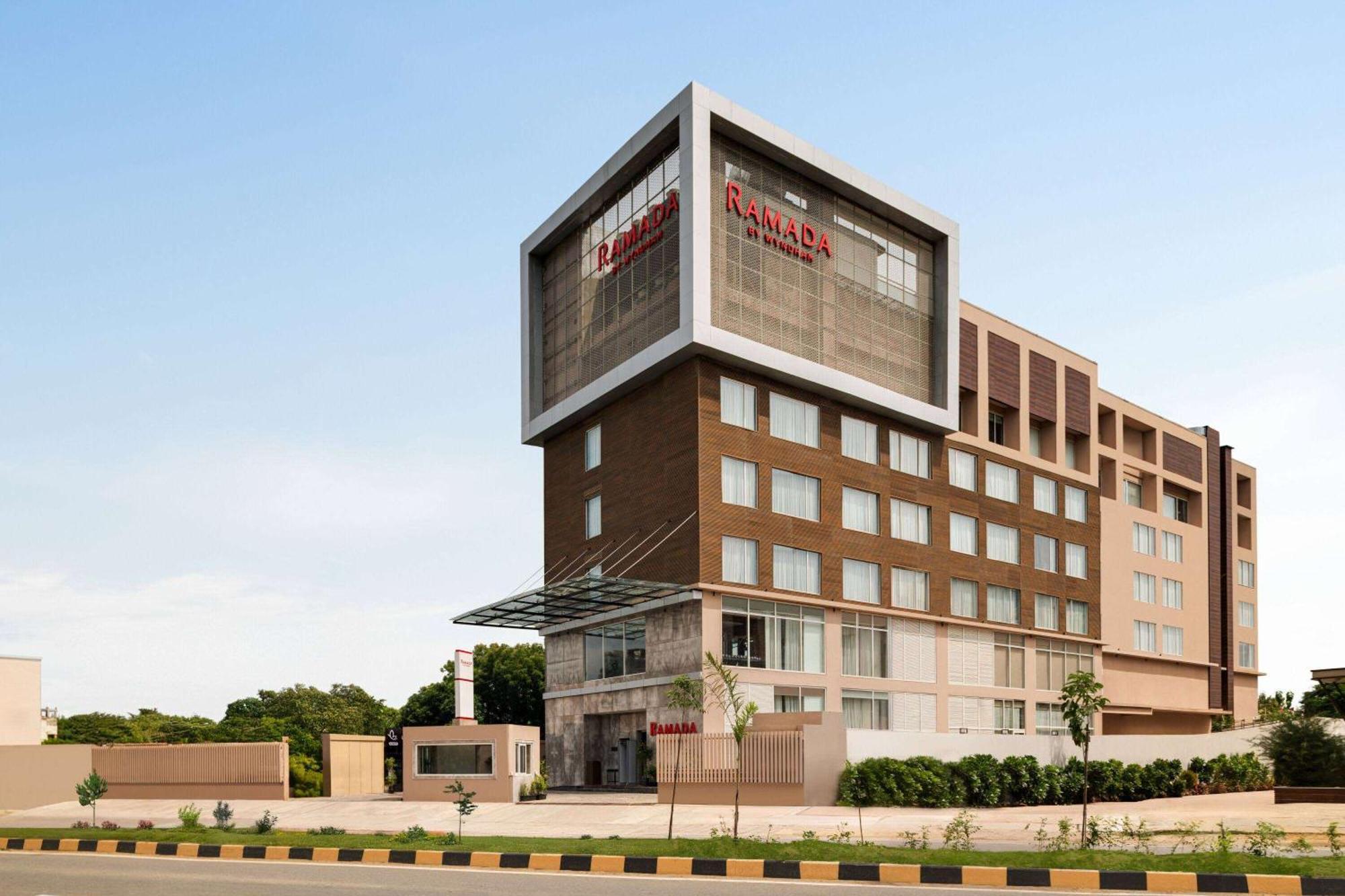 Ramada By Wyndham Gorakhpur Gorakhnath Mandir Road Hotel Exterior photo